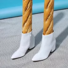 мне вон те булки