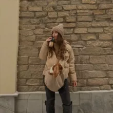 Даша смотрит сериалы