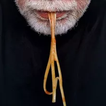 Вон тот мужчина за столиком