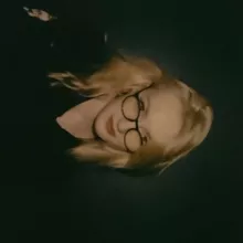 да кто блять такая ваша саша бах