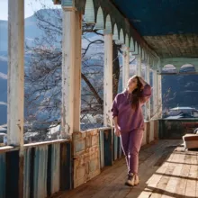 Опять уехала