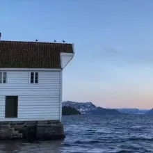 домик у озера.