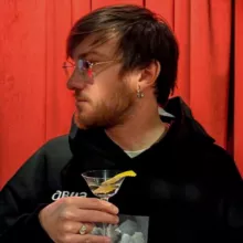 Валя читает ишью