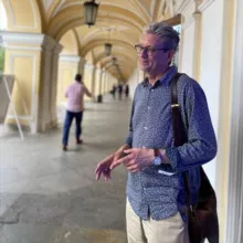 Поребрик и парадная