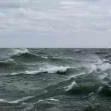 шторм на берегу моря