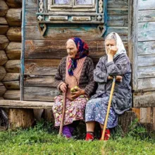 На лавочке у бабушки