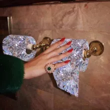 Увешала себя цацками