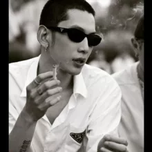 Аджосси пьёт соджу