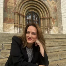 УДАЛОВА НАТАЛЬЯ поет вещает учит