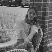 Яна печатает...