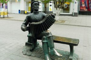 Памятник саратовской гармошке в Саратове